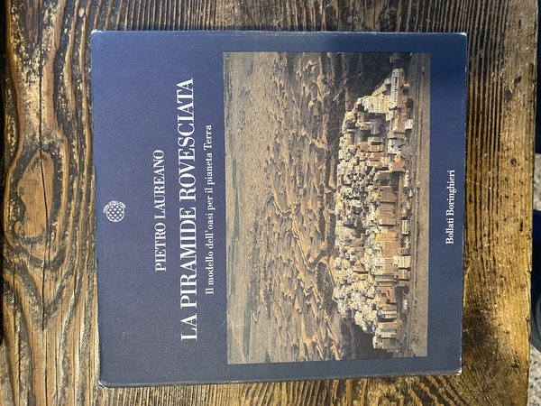 La piramide rovesciata Il modello dell'oasi per il pianeta Terra
