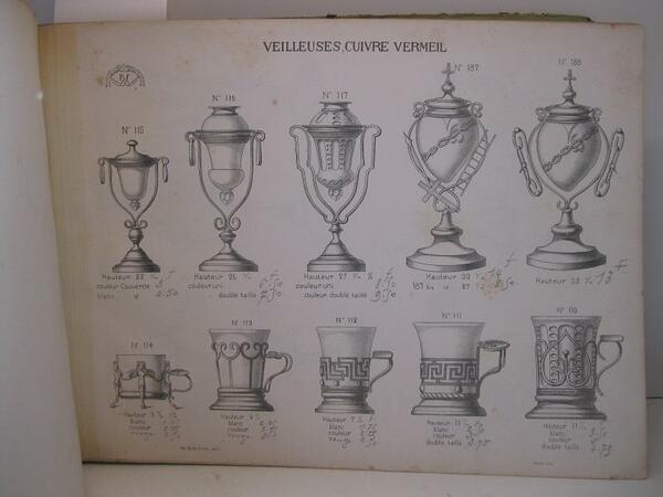 Raccolta di 94 tavole incise in litografia raffiguranti vasellame, portacandele, …