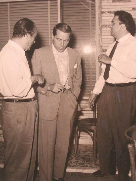 Federico Fellini. Il regista con due interlocutori non identificati (Guglielmo …