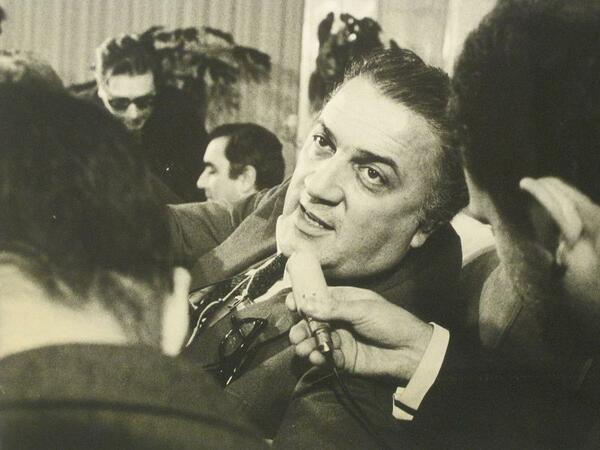 Federico Fellini. Il regista durante un'intervista