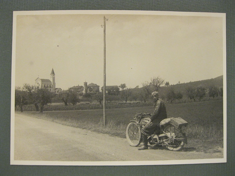 Alte Langhe. Strada del Colle del Giovo nella valle dell'Erro. …