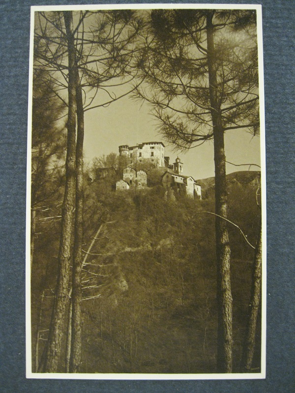 Dintorni di Ovada. Castello dei Guiglia e Casaleggio Boiro. Fotografia …