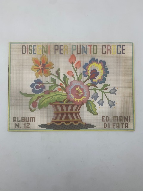 Disegni per punto croce. Album n. 12. Edizioni Mani di …