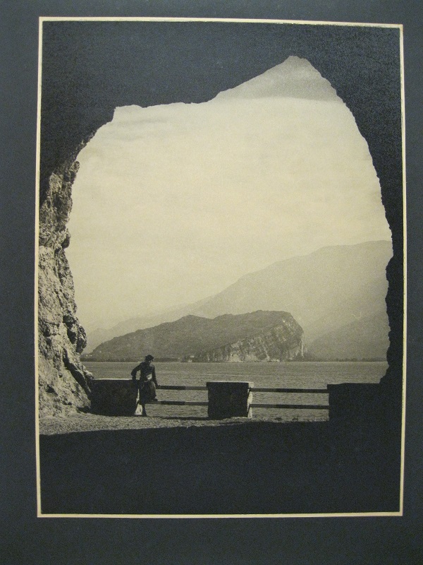 Il M. Brione da un finestrone della Gardesana occidentale. Due …