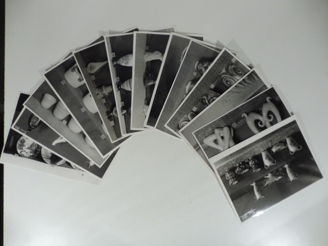 Insieme di 12 fotografie originali raffiguranti ceramiche della manifattura C.A.S.A. …
