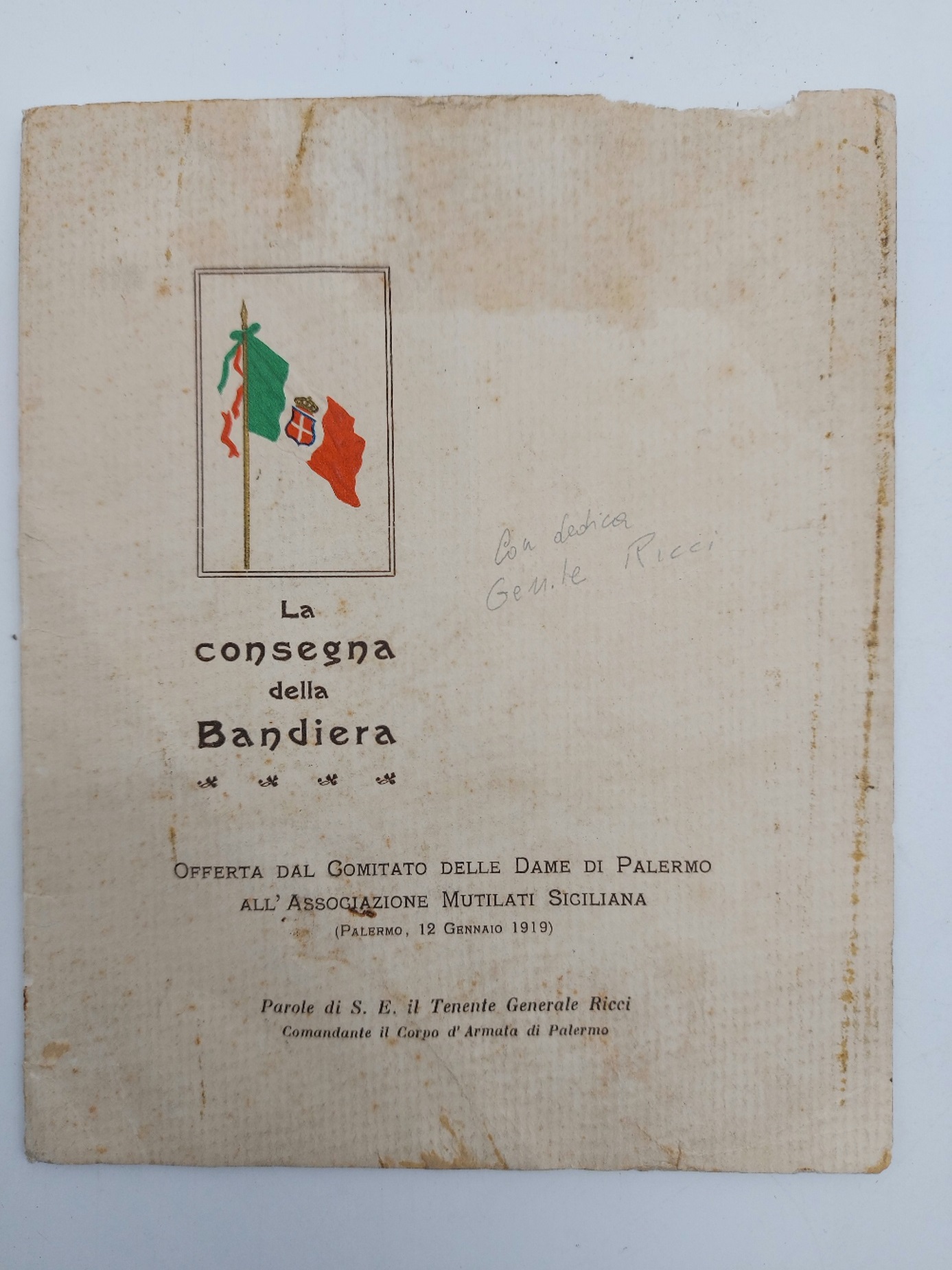 La consegna della bandiera offerta dal Comitato delle Dame di …