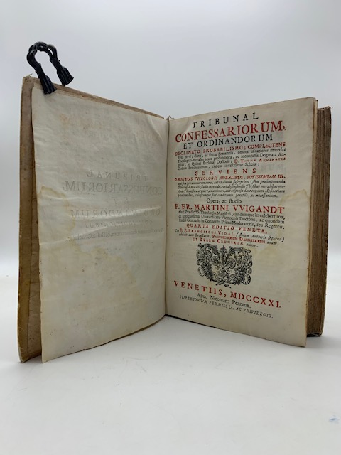 Tribunal confessariorum et ordinandorum declinato probabilismo; complectens.omnes usitatiores materias theologico-morales.