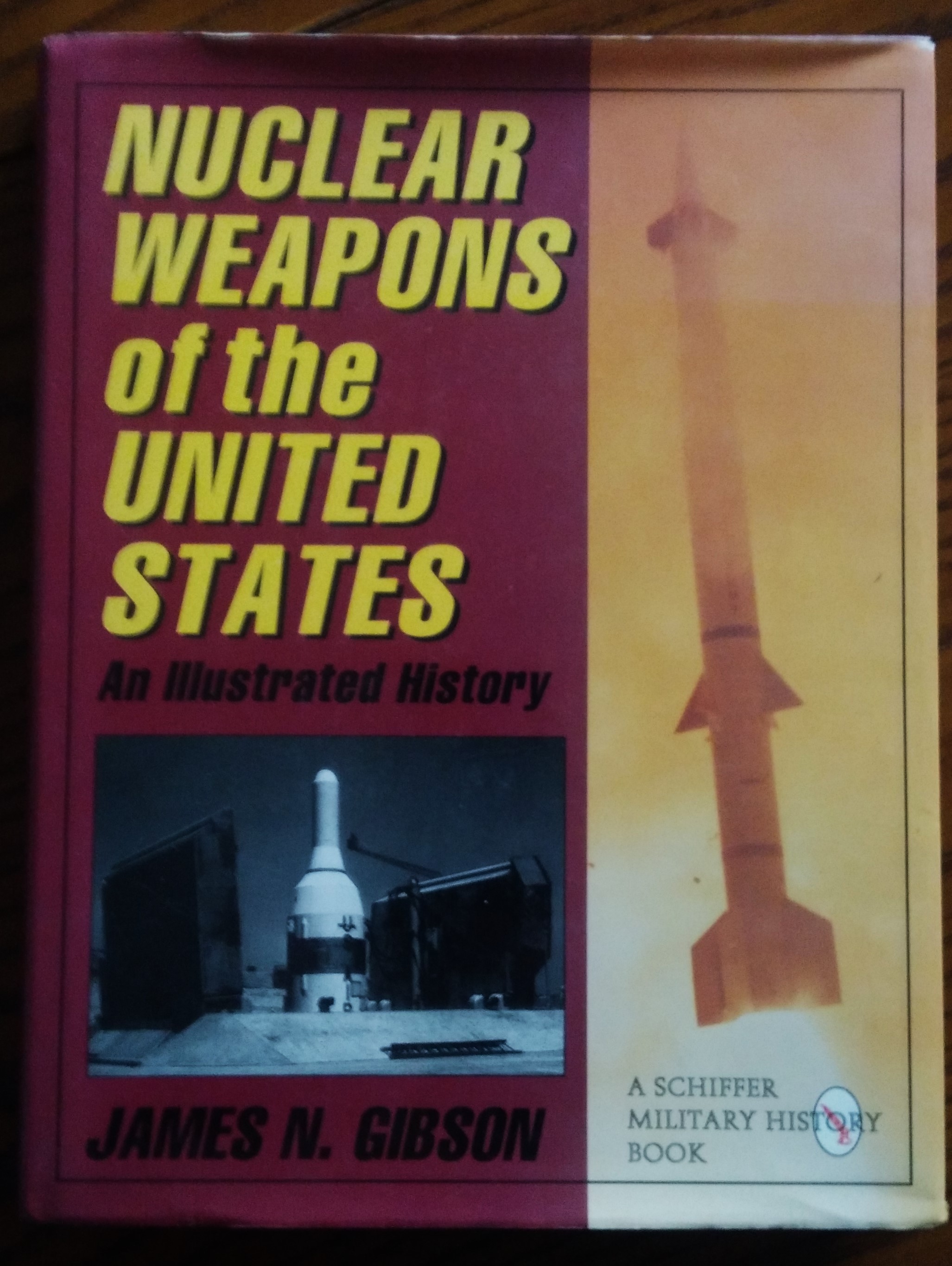 Nuclear Weapons of the United States. An Illustrated History.