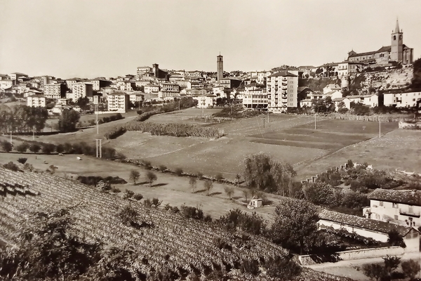 Cartolina - Moncalvo ( Asti ) - Tipico Centro Monferrino …