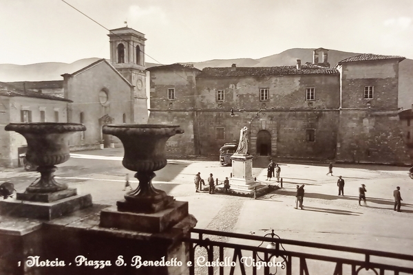 Cartolina - Norcia - Piazza S. Benedetto e Castello Vignola …