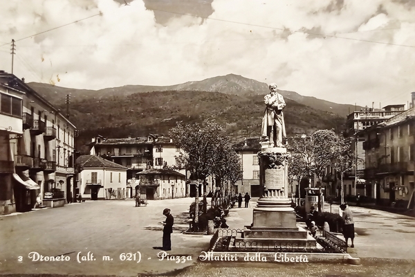 Cartolina - Dronero ( Cuneo ) - Piazza Martiri della …