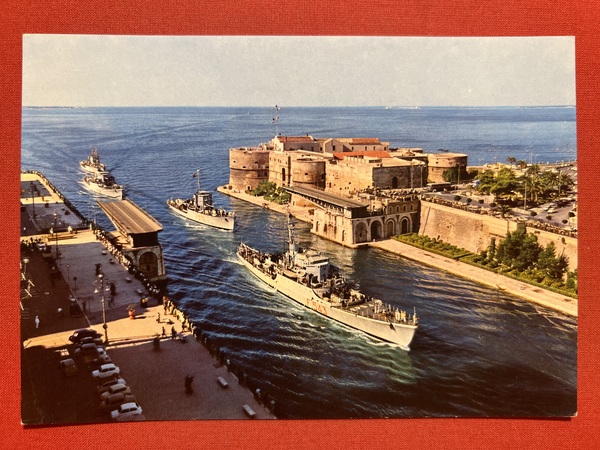 Cartolina - Taranto - Canale Navigabile con Passaggio di Navi …