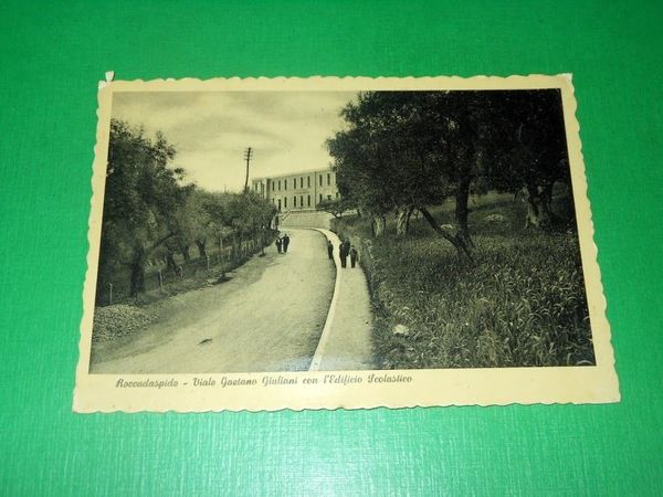 Cartolina Roccadaspide - Viale Gaetano Giuliani con l' Edificio Scolastico …