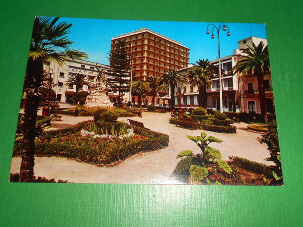 Cartolina Acireale - Piazza Garibaldi e Monumento ai Caduti 1974.