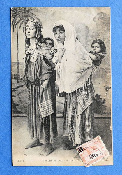 Cartolina Africa - Bedouines portant leur Enfants