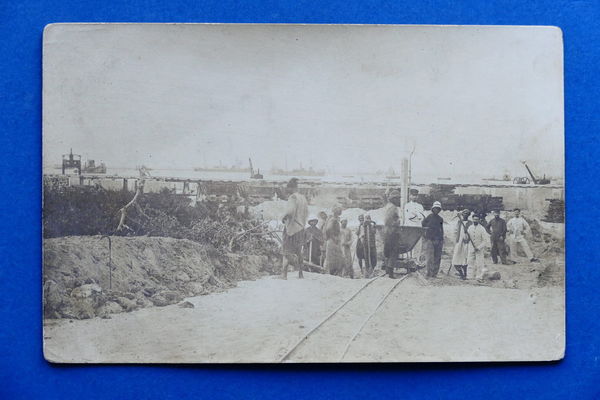 Cartolina Africa - Operai vicino al porto - 1900 ca..