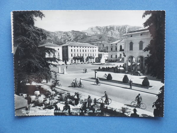 Cartolina Vittorio Veneto - Piazza del Popolo e Bar Lux …
