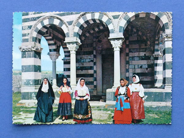 Cartolina Costumi Sardi all'Abbazia della S.S. Trinità di Saccargia - …