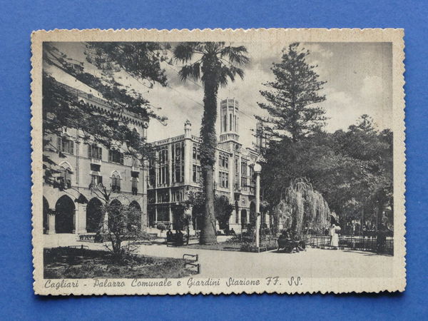 Cartolina Cagliari - Palazzo Comunale e Giardini Stazione FF. SS. …