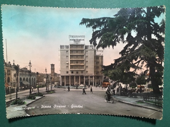 Cartolina Novi Ligure - Piazza Stazione - Giardini - 1954