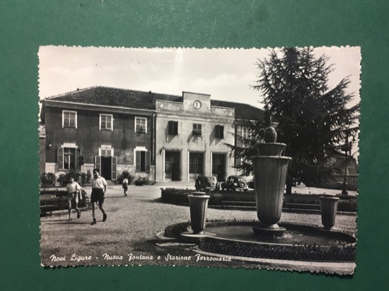 Cartolina Novi Ligure - Nuova Fontana e Stazione Ferroviaria - …