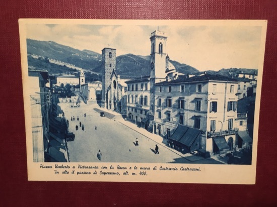 Cartolina Piazza Umberto a Pietrasanta con la Rocca e le …