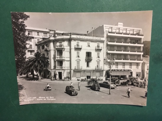 Cartolina Alassio - Riviera dei Fiori - Piazza Dei Partigiani …