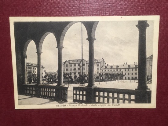 Cartolina Asiago - Piazza Umberto I dalla Loggia dei Caduti …