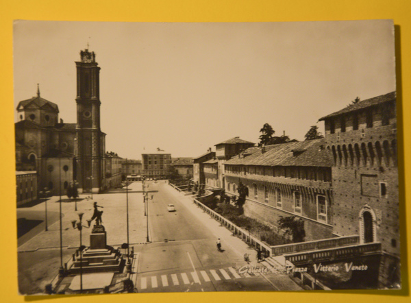 Cartolina Galliate Piazza Vittorio Veneto 1964