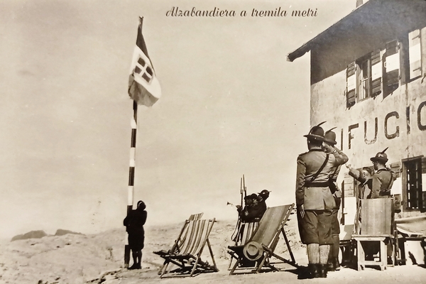 Cartolina - Alzabandiera a tremila metri - 1960 ca.