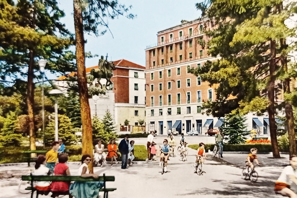 Cartolina - Alessandria - Monumento ai Caduti e Giardini Pubblici …