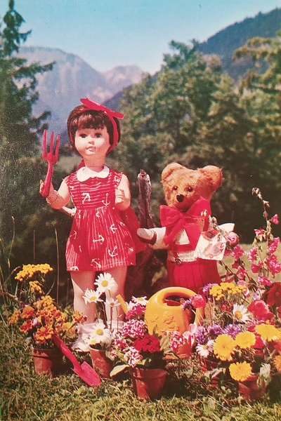 Cartolina - Giocattoli d'epoca - Bambola e Orsetto piantano fiori …