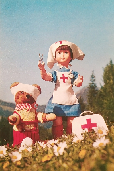 Cartolina - Giocattoli d'epoca - Dottoressa Bambola cura Orsetto - …