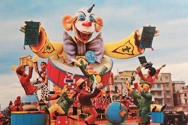 Cartolina - Carnevale di Viareggio - E' tutta una risata …