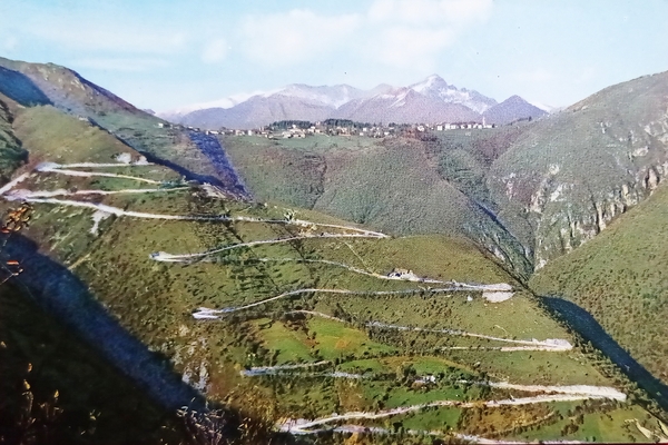 Cartolina - Selvino e la Strada - Nello sfondo M. …