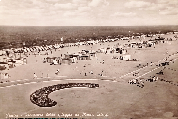Cartolina - Rimini - Panorama della spiaggia da Piazza Tripoli …
