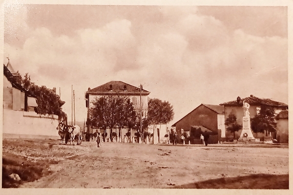 Cartolina Montiglio Monferrato - Piazza regina Margherita Albergo del Pozzo …