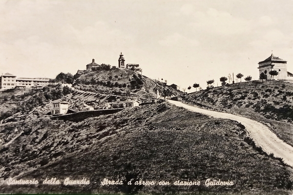 Cartolina - Santuario della Guardia - Strada d'arrivo con stazione …