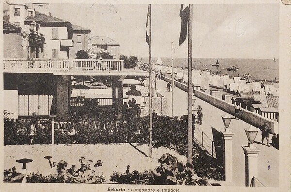 Cartolina - Bellaria - Lungomare e spiaggia - 1958