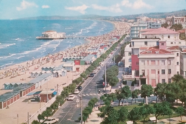 Cartolina - Senigallia - Lungomare e spiaggia - 1974
