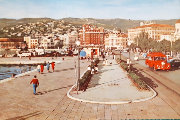 Cartolina - Trieste - Passeggiata a mare - 1960