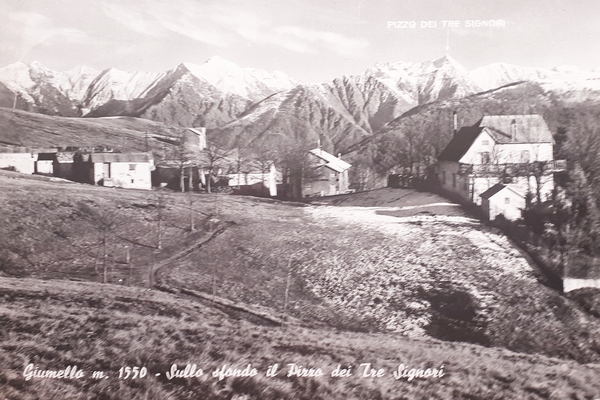 Cartolina - Giumello - Sullo sfondo il Pizzo dei Tre …