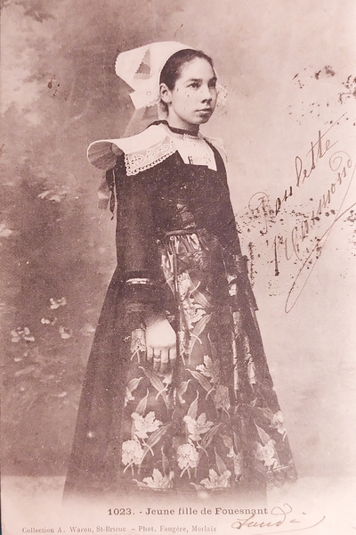 Cartolina - Jeune fille de Fouesnant - 1902