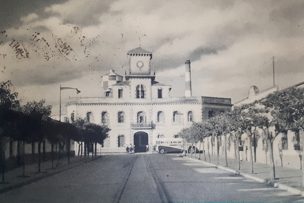 Cartolina - Argentina - Frente y Calle Principal de la …