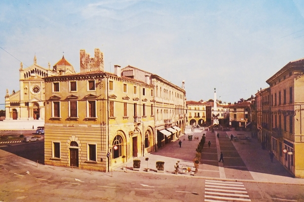 Cartolina - Lonigo - Piazza Garibaldi - 1982