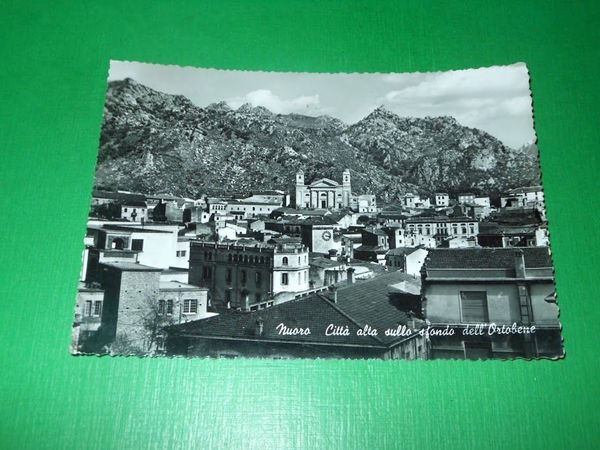 Cartolina Nuoro - Città alta sullo sfondo dell' Ortobene 1954.