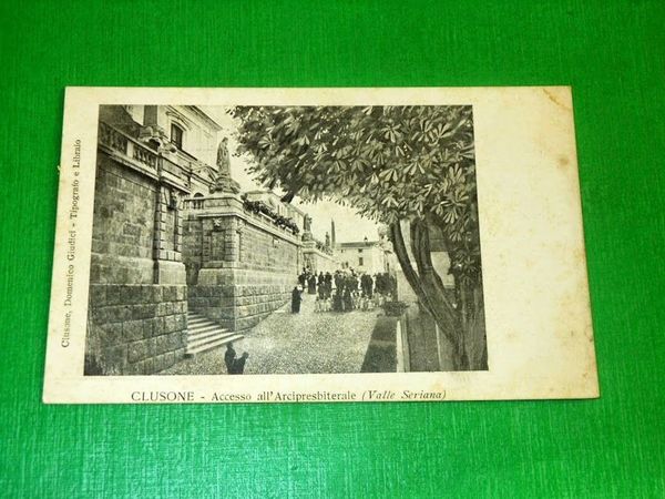 Cartolina Clusone - Accesso all' Arcipresbiterale 1900 ca.