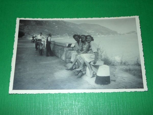 Cartolina Finale Ligure - Foto di gruppo e scorcio panoramico …