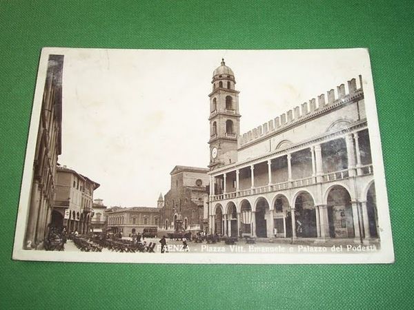 Cartolina Faenza - Piazza Vittorio Emanuele e Palazzo del Podestà …