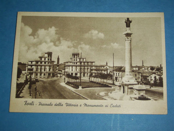 Cartolina Forlì - Piazzale della Vittoria e Mon. 1936